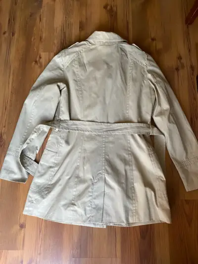 Abrigo trench beige para mujer con cinturón - miniatura 4
