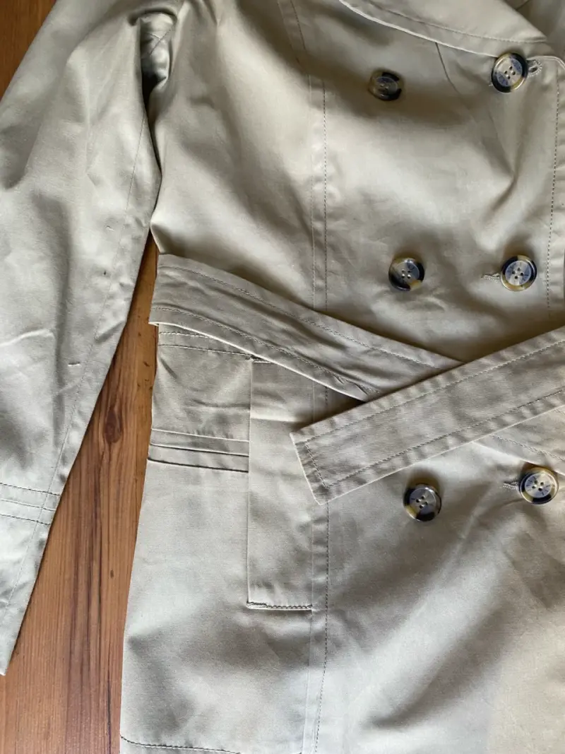 Abrigo trench beige para mujer con cinturón - 5