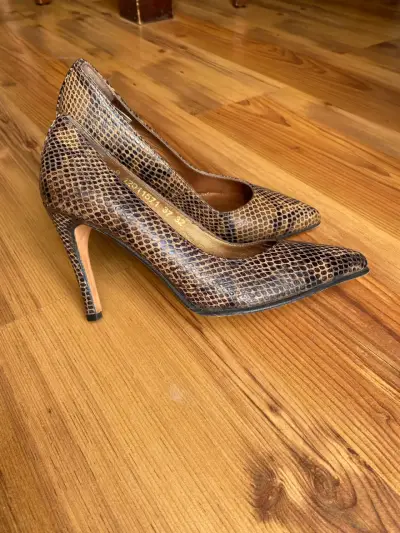 Zapatos de tacón alto con diseño de serpiente - miniatura 1