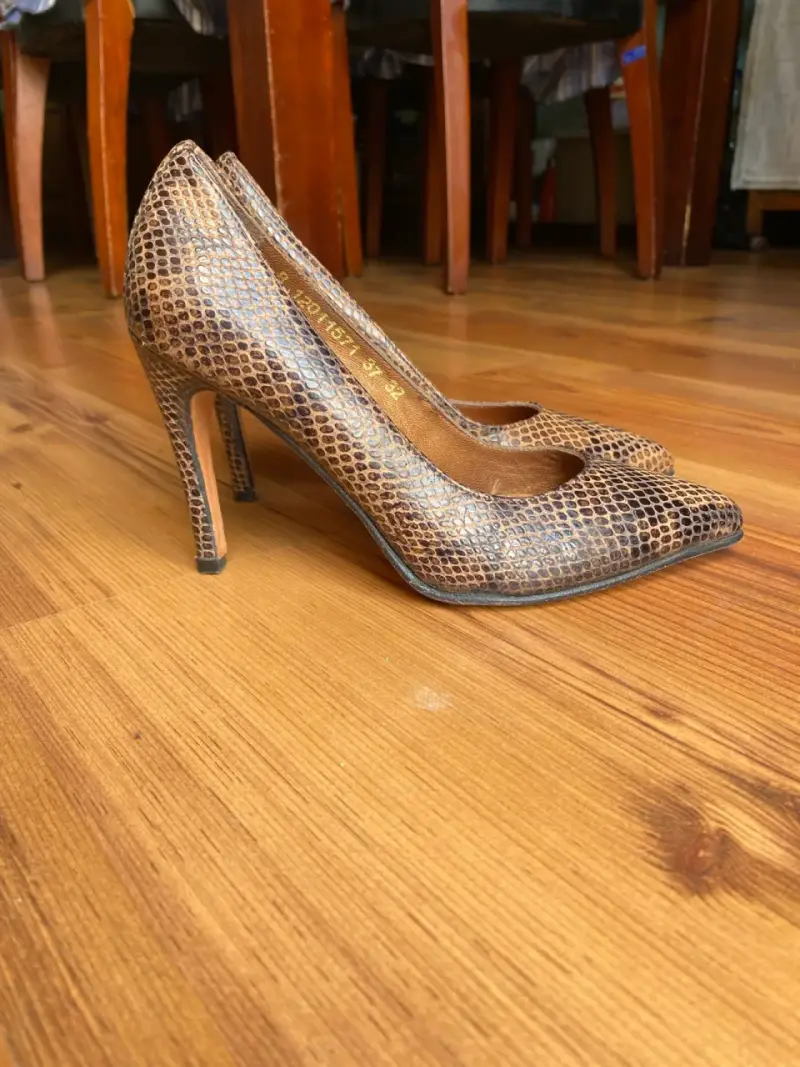 Zapatos de tacón alto con diseño de serpiente - 2