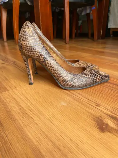 Zapatos de tacón alto con diseño de serpiente - miniatura 2