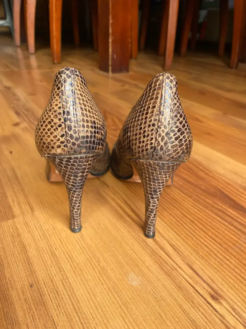 Zapatos de tacón alto con diseño de serpiente - 3