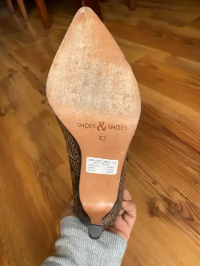 Zapatos de tacón alto con diseño de serpiente - miniatura 4