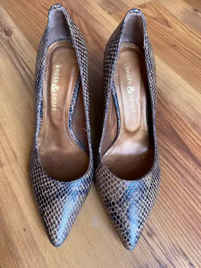 Zapatos de tacón alto con diseño de serpiente - miniatura 5