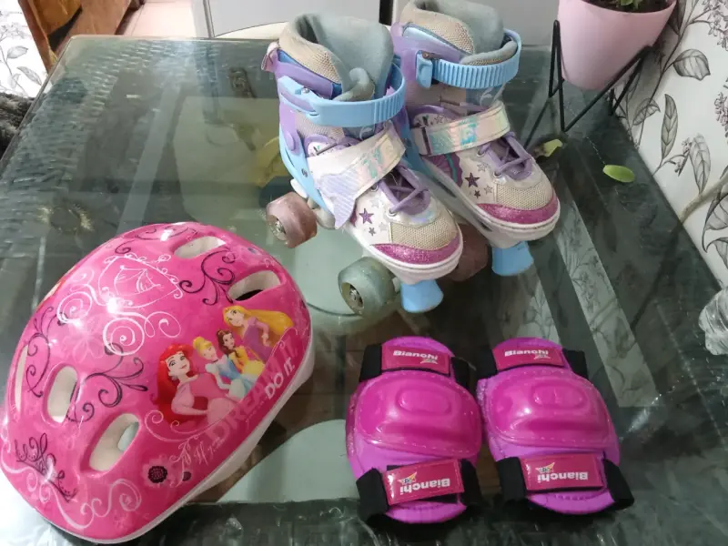 Set de patines infantiles con casco y protecciones