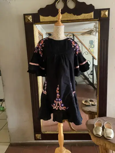 Vestido negro bordado floral bohemio - miniatura 2