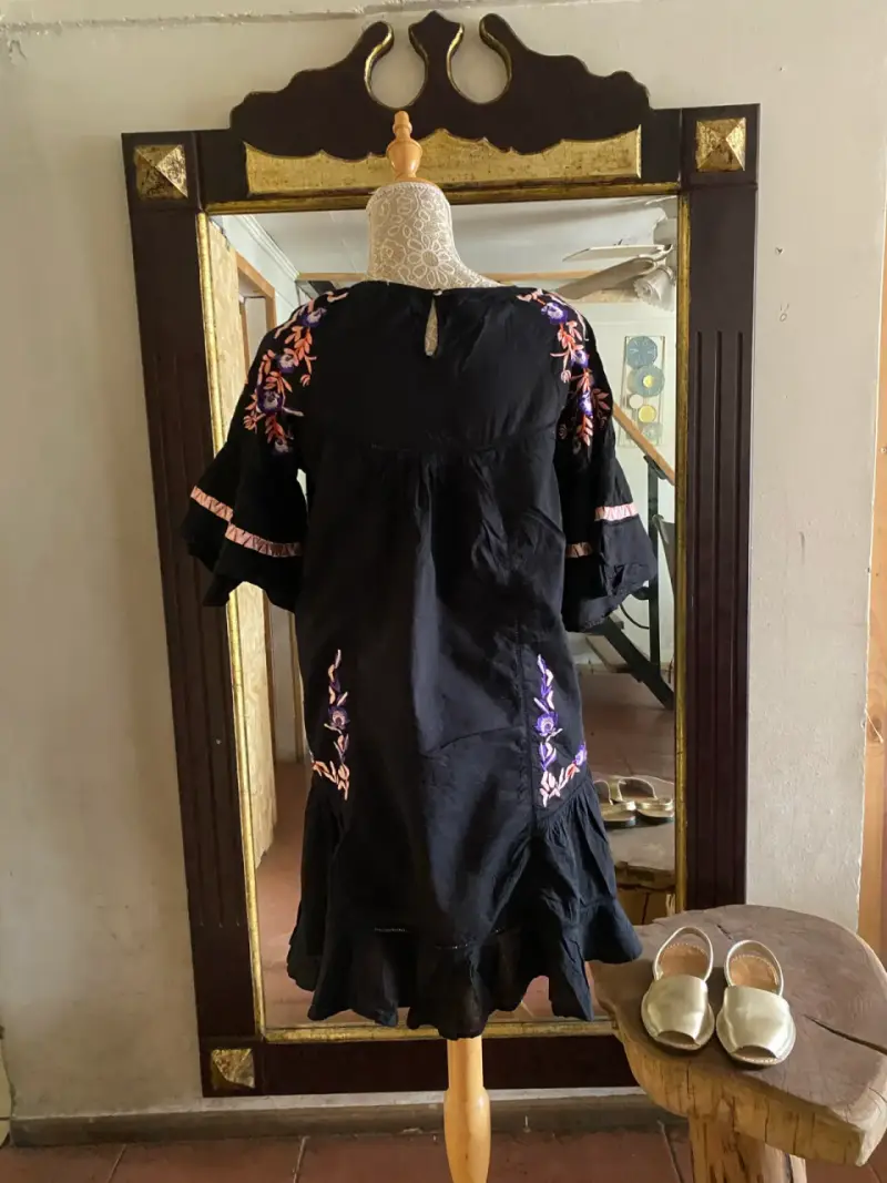 Vestido negro bordado floral bohemio - 3