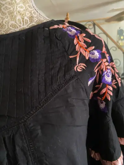 Vestido negro bordado floral bohemio - miniatura 4