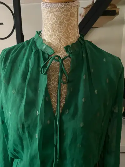 Vestido verde de gasa con detalles bordados - miniatura 4