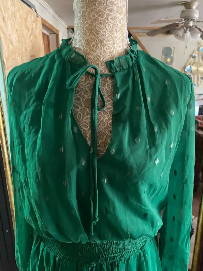 Vestido verde de gasa con detalles bordados - 5