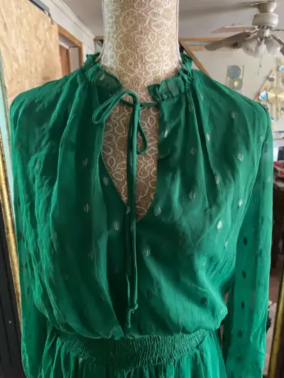 Vestido verde de gasa con detalles bordados - miniatura 5