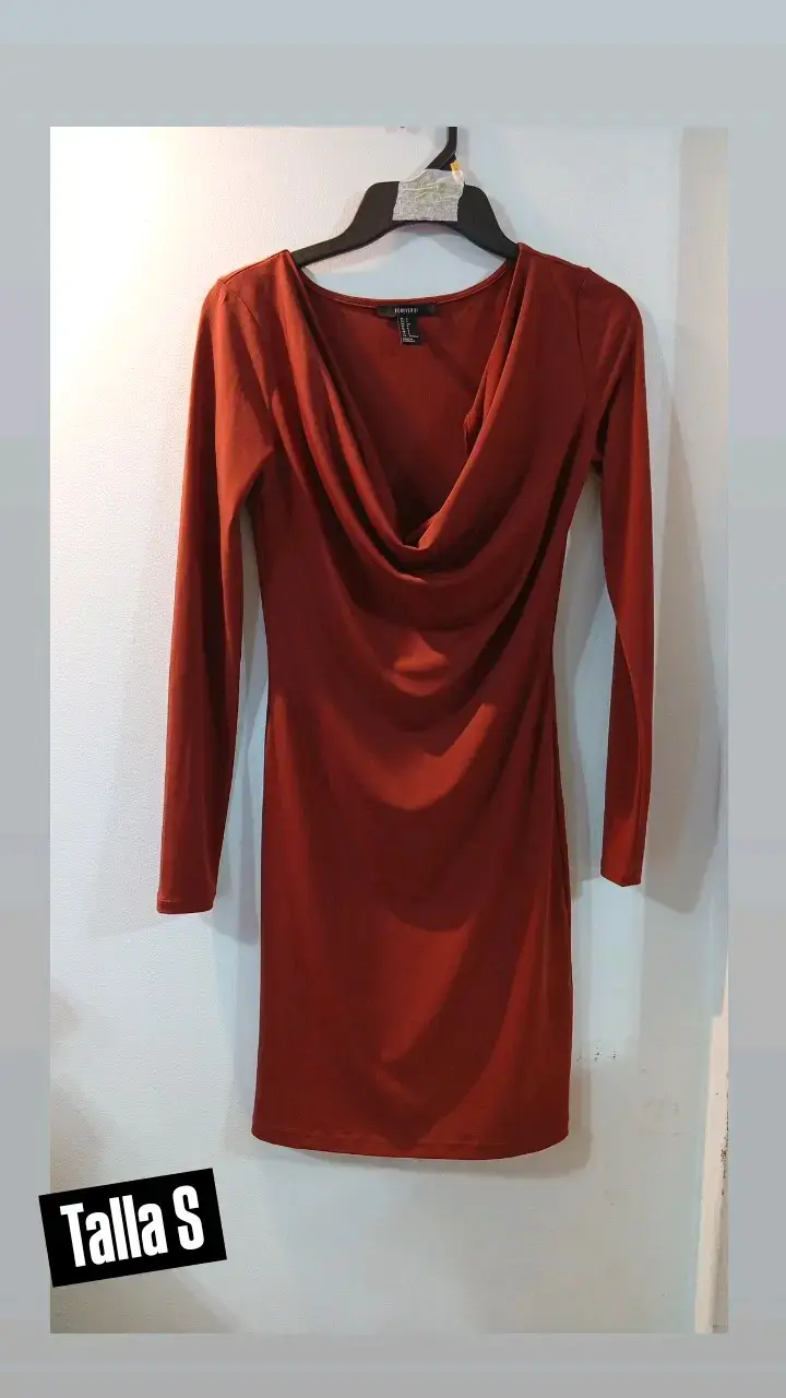 Vestido rojo con escote drapeado talla S