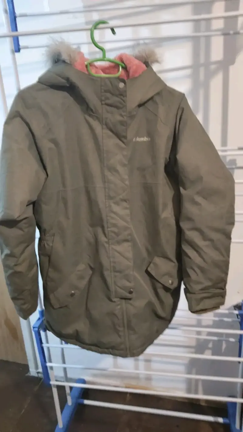 Parka Columbia verde con capucha de piel - 1