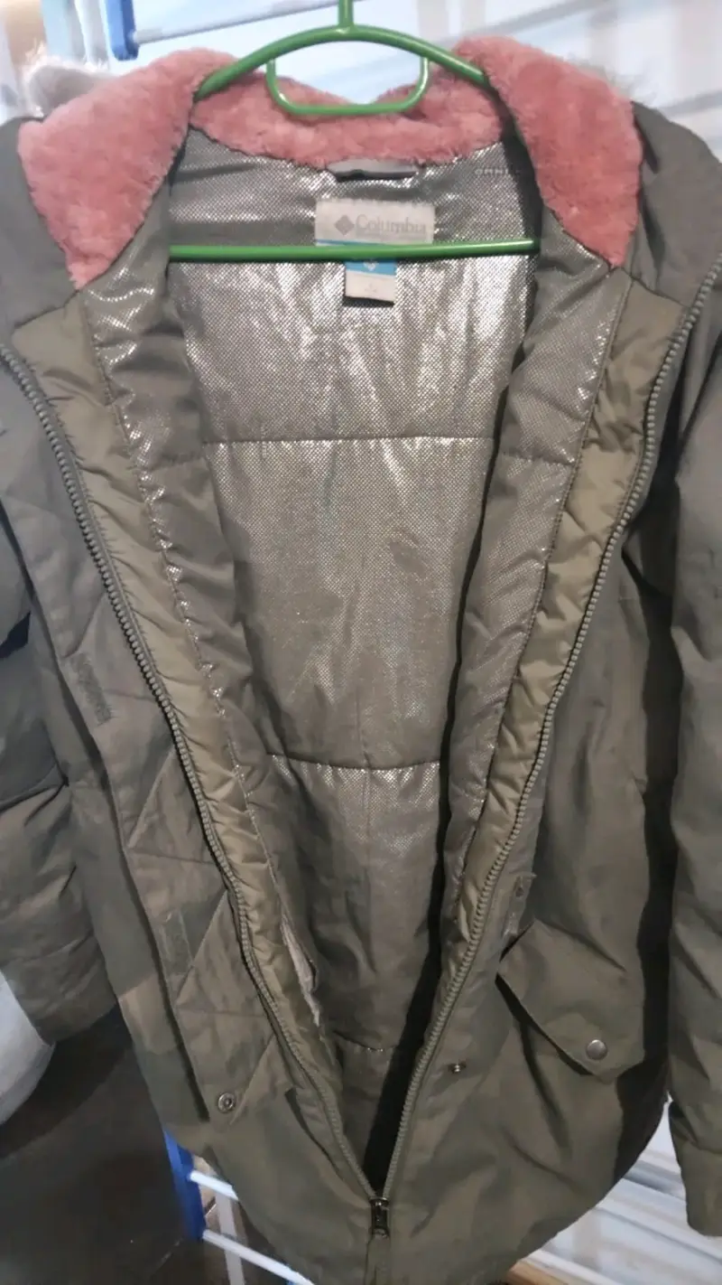 Parka Columbia verde con capucha de piel - 3