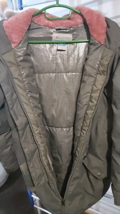 Parka Columbia verde con capucha de piel - miniatura 3