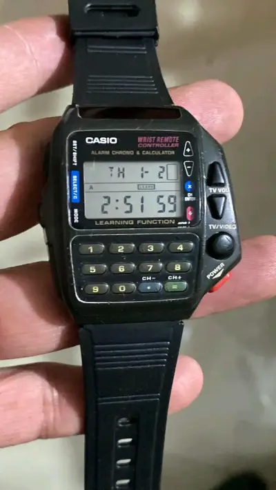 Reloj Casio con Calculadora y Control Remoto - miniatura 1