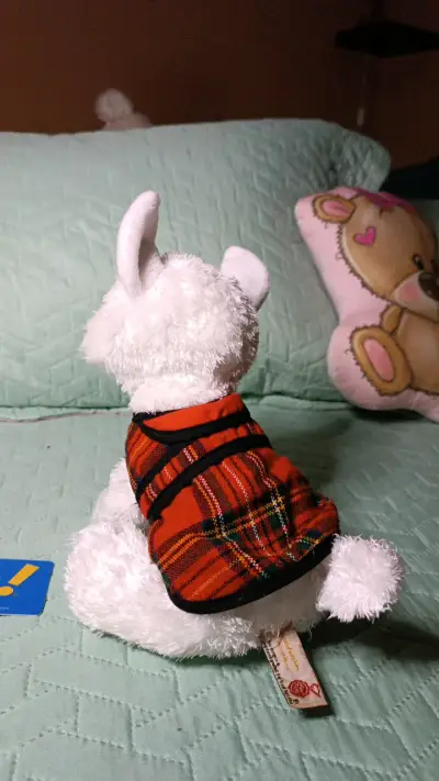 Peluche de perro blanco con chaleco escocés - miniatura 3