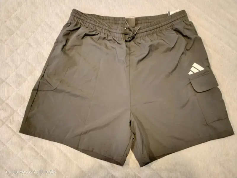 Shorts cargo negros Adidas para hombre - 1