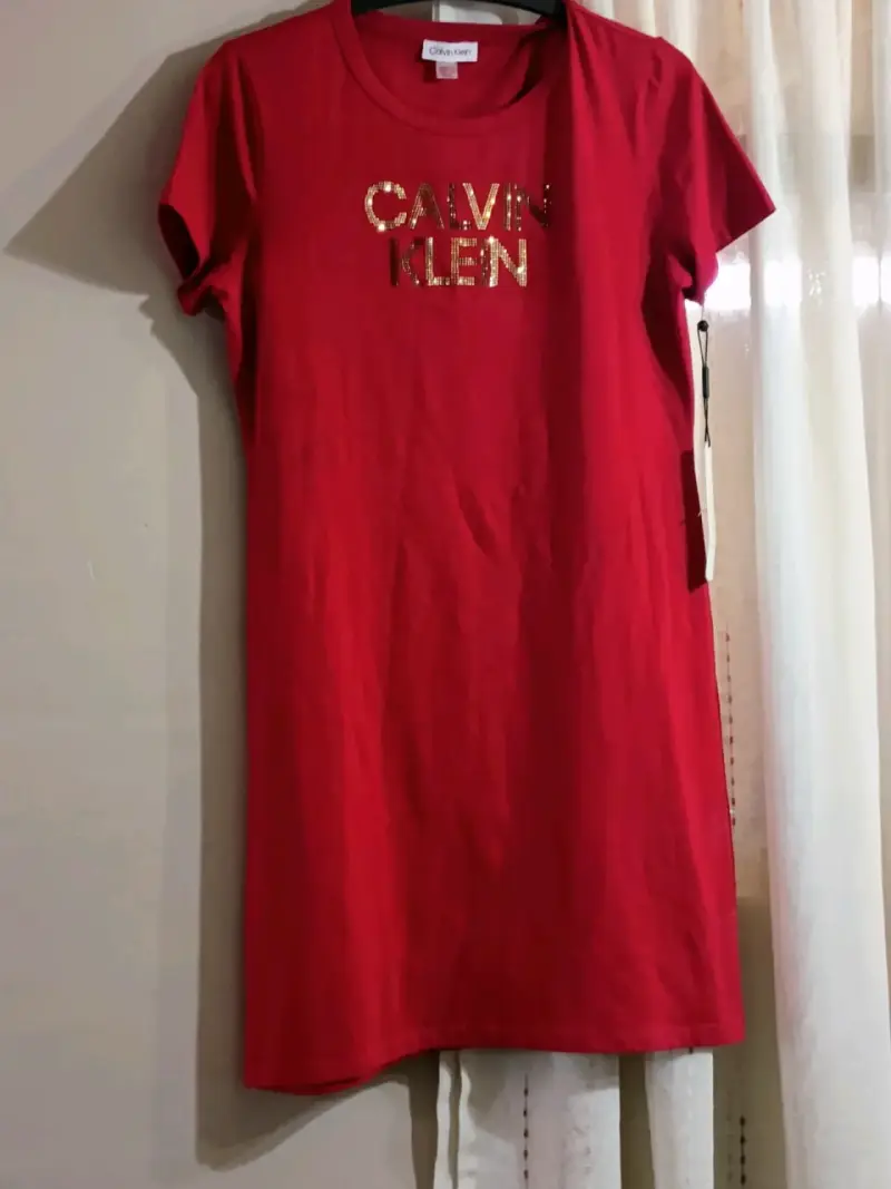 Vestido rojo Calvin Klein con logo dorado