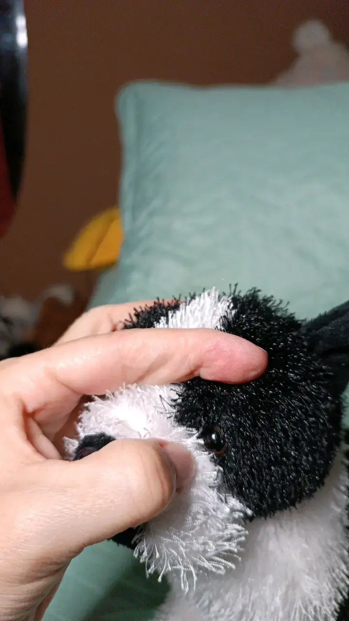 Peluche de perro blanco y negro - 6