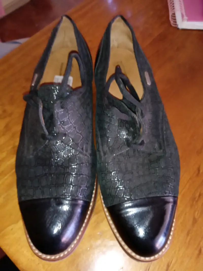 Zapatos de cuero negro con diseño de cocodrilo