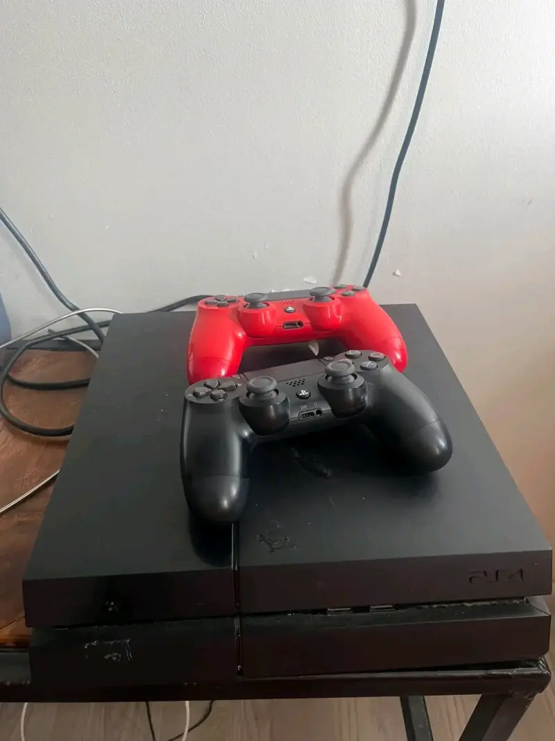 Consola PlayStation 4 con dos controles - 2
