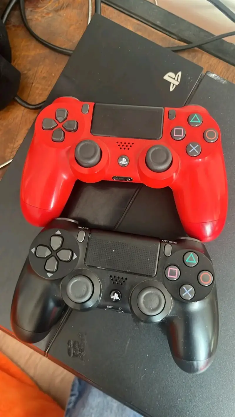 Consola PlayStation 4 con dos controles - 3