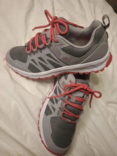 Zapatillas deportivas grises con detalles rojos para hombre - miniatura 1