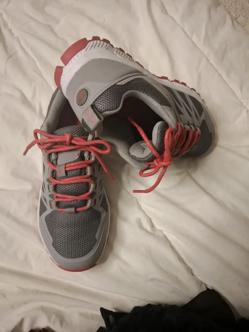 Zapatillas deportivas grises con detalles rojos para hombre - 2