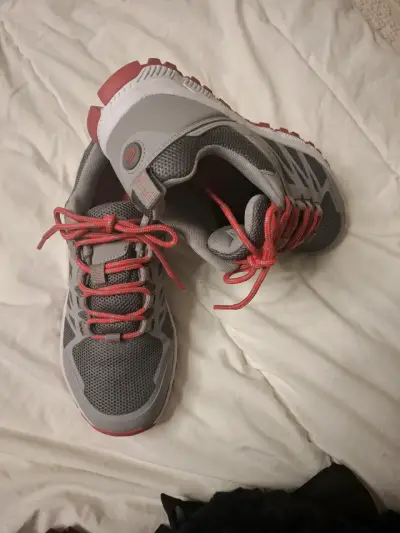 Zapatillas deportivas grises con detalles rojos para hombre - miniatura 2