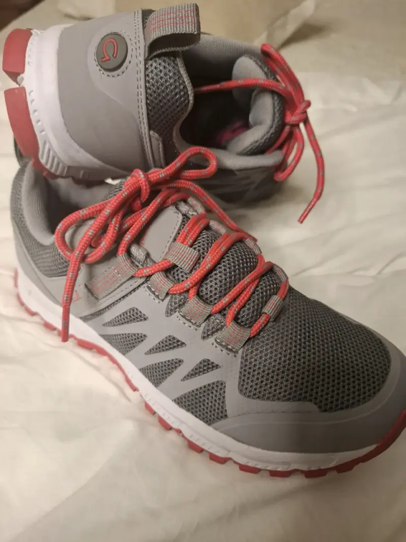 Zapatillas deportivas grises con detalles rojos para hombre - 3