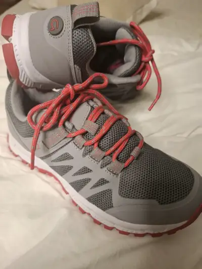 Zapatillas deportivas grises con detalles rojos para hombre - miniatura 3