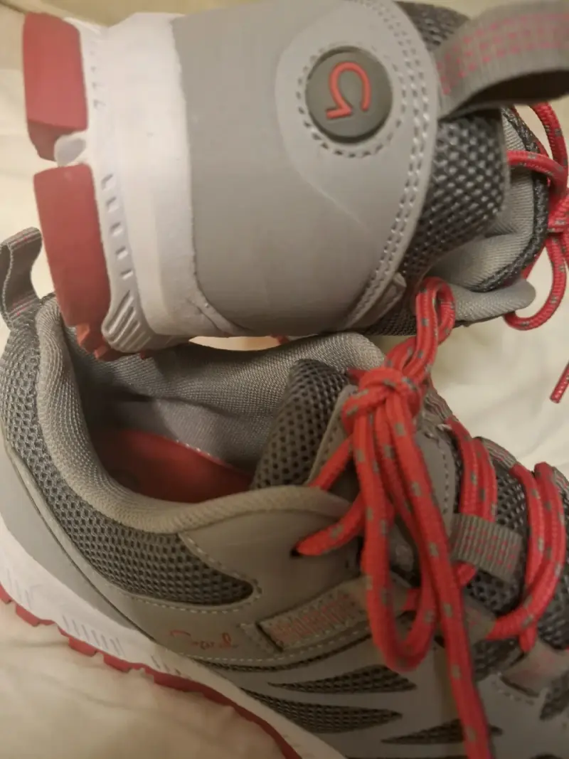 Zapatillas deportivas grises con detalles rojos para hombre - 4