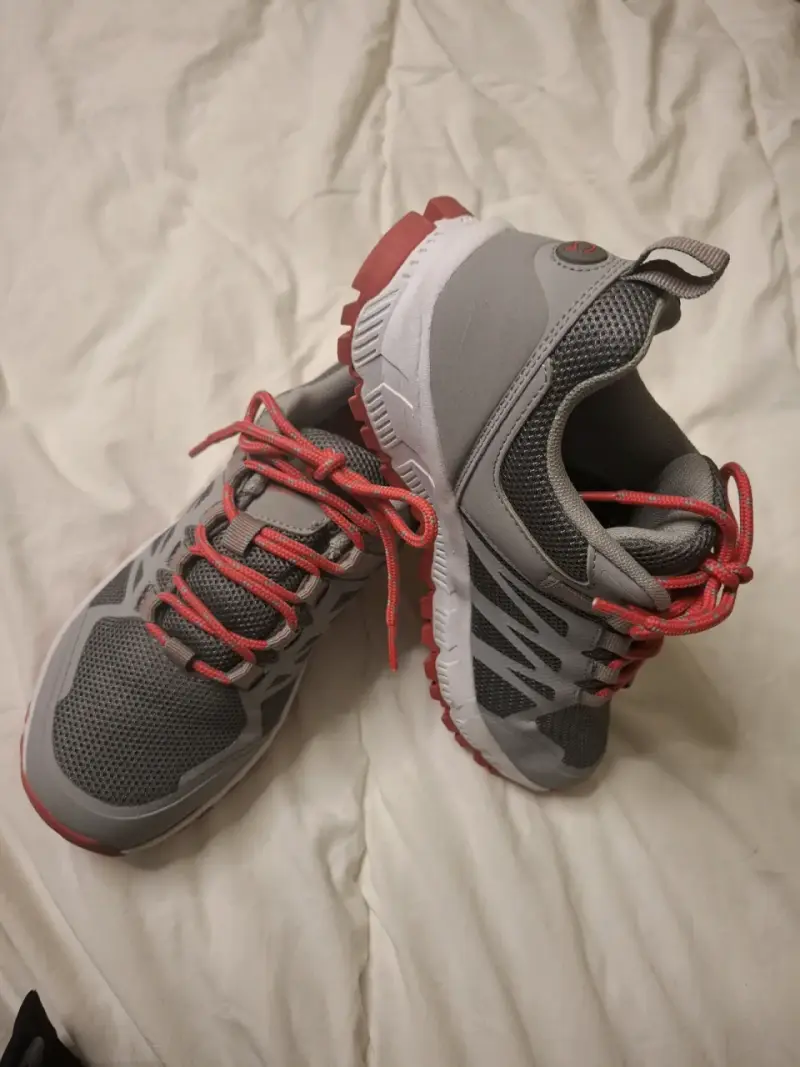 Zapatillas deportivas grises con detalles rojos para hombre - 5