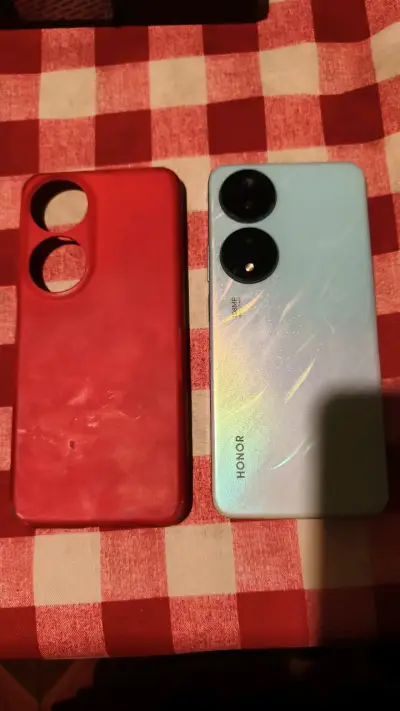 Smartphone Honor con funda roja y pantalla grande - miniatura 2