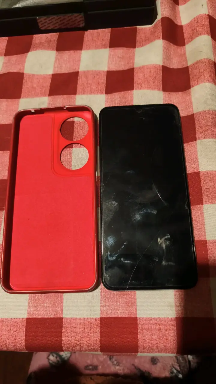 Smartphone Honor con funda roja y pantalla grande - 3
