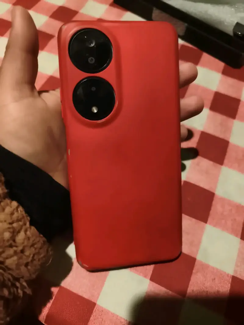 Smartphone Honor con funda roja y pantalla grande - 4