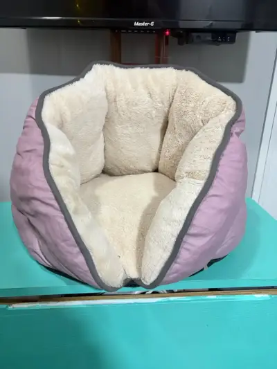 Cama para mascotas acolchada color lila - miniatura 1