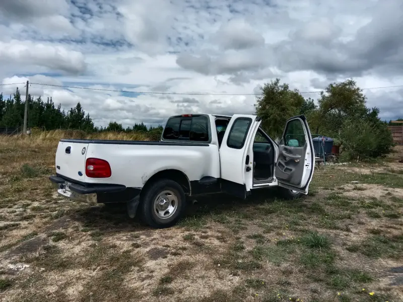 Camioneta Ford F-150 blanca en buen estado - 1