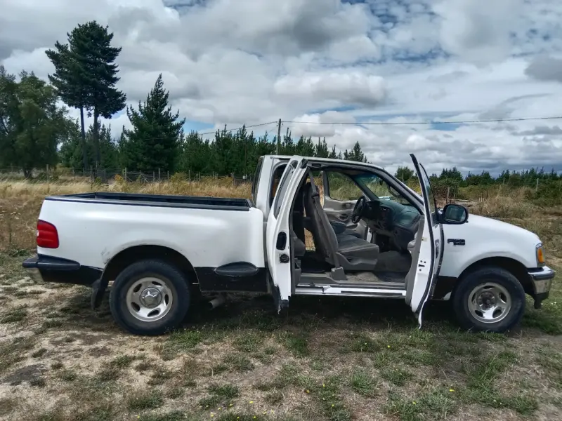 Camioneta Ford F-150 blanca en buen estado - 2