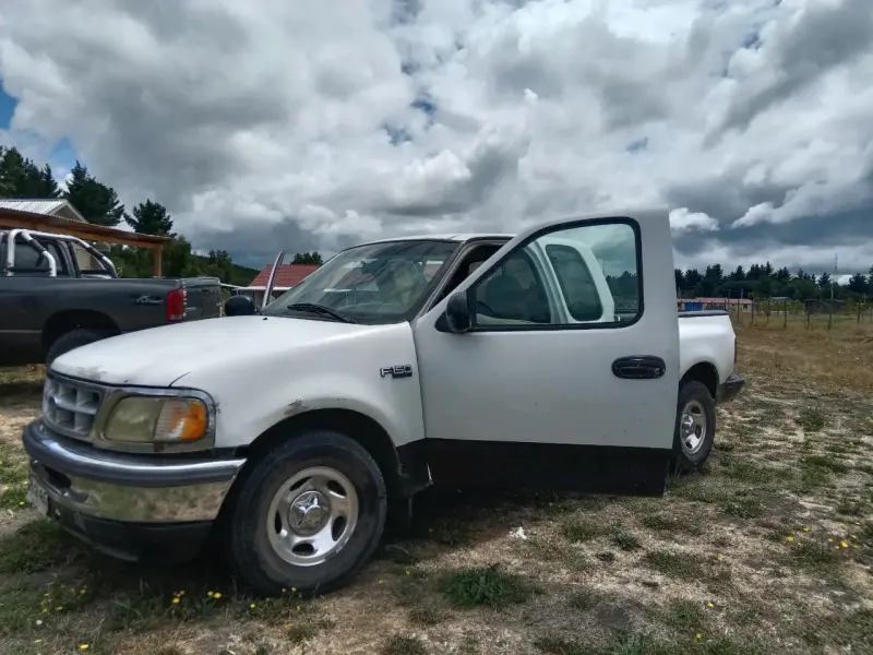 Camioneta Ford F-150 blanca en buen estado - 3