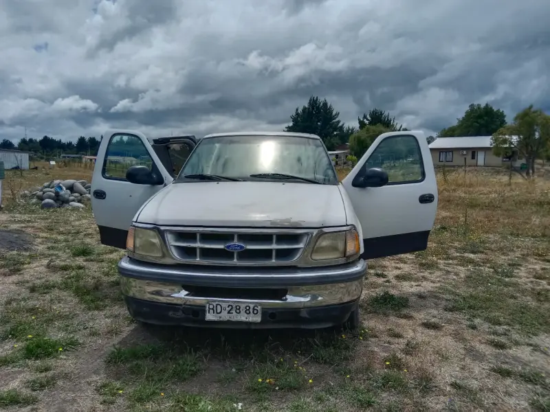 Camioneta Ford F-150 blanca en buen estado - 4