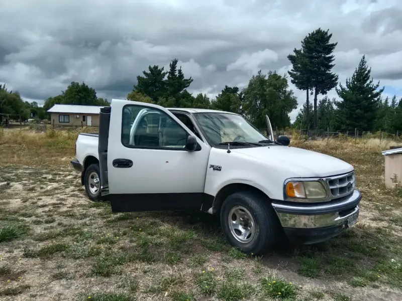 Camioneta Ford F-150 blanca en buen estado - 5