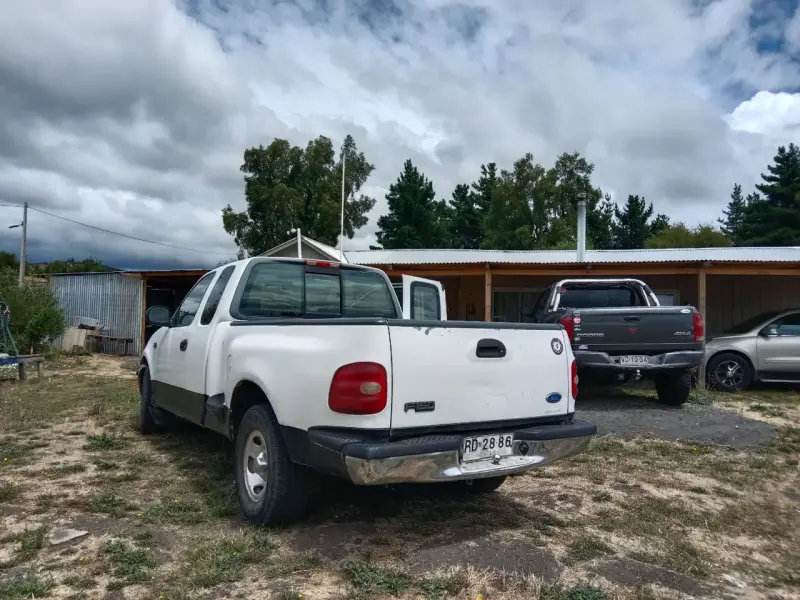 Camioneta Ford F-150 blanca en buen estado - 6