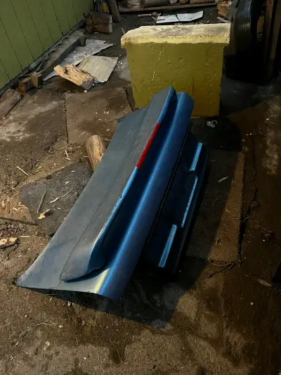 Parachoques trasero azul para auto - miniatura 1