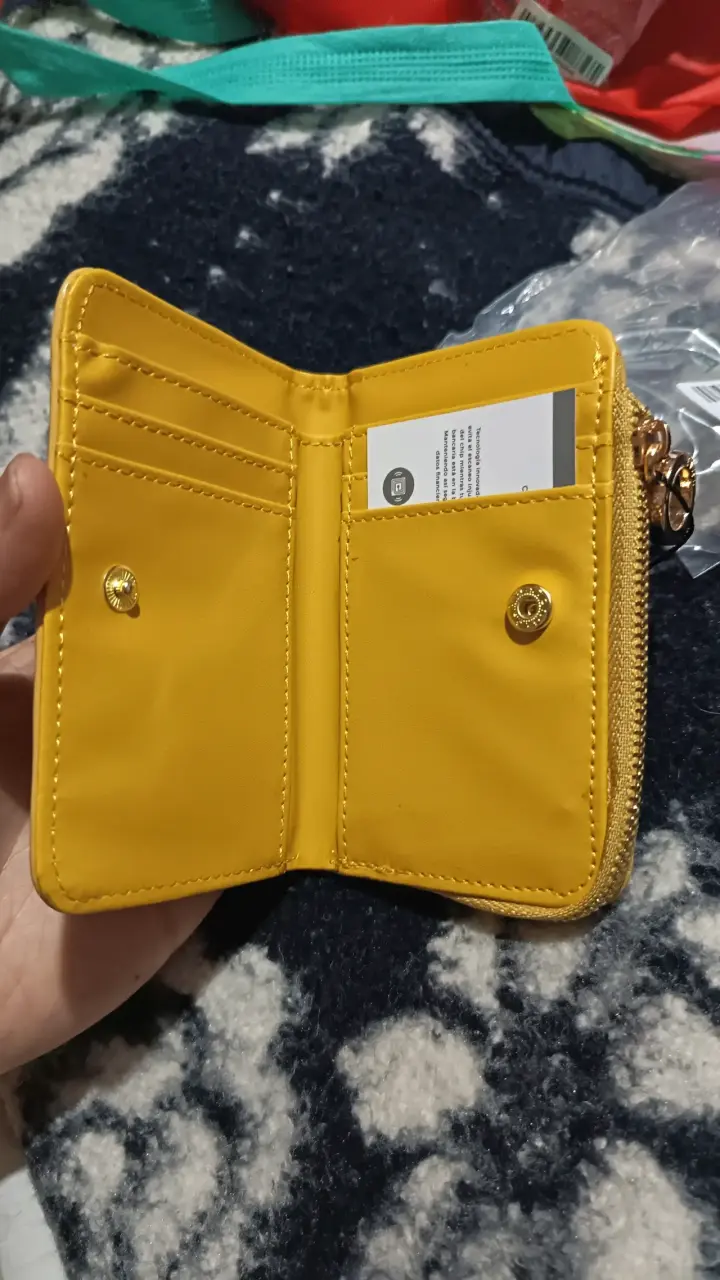 Billetera amarilla de cuero sintético con cierre - 1