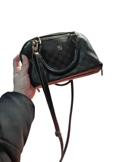 Cartera de mano negra con diseño cuadriculado - miniatura 1