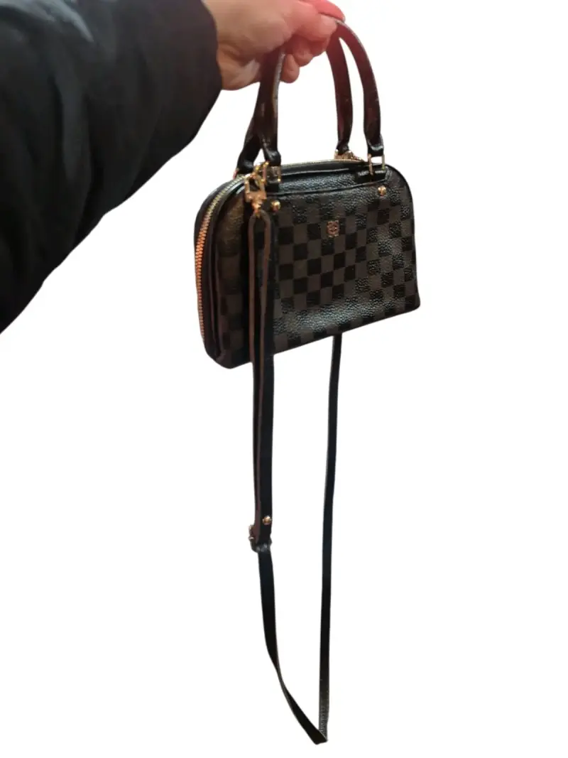 Cartera de mano negra con diseño cuadriculado - 2
