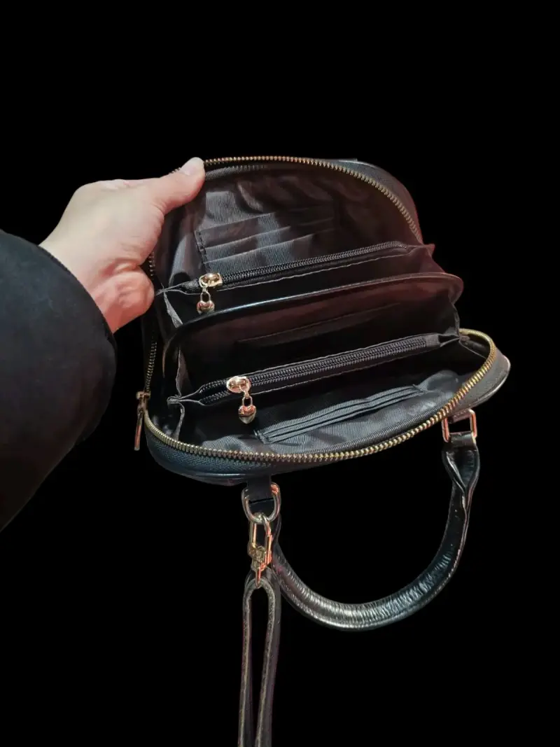Cartera de mano negra con diseño cuadriculado - 3