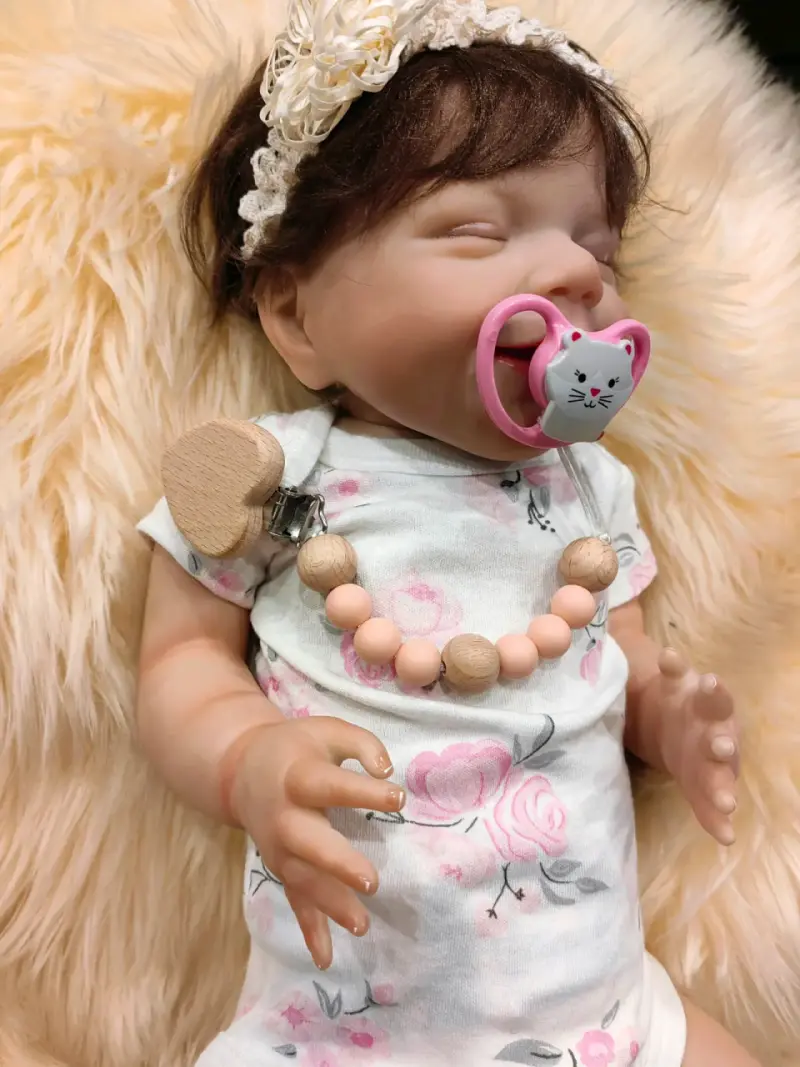 Muñeca reborn con chupete y ropa floral - 2